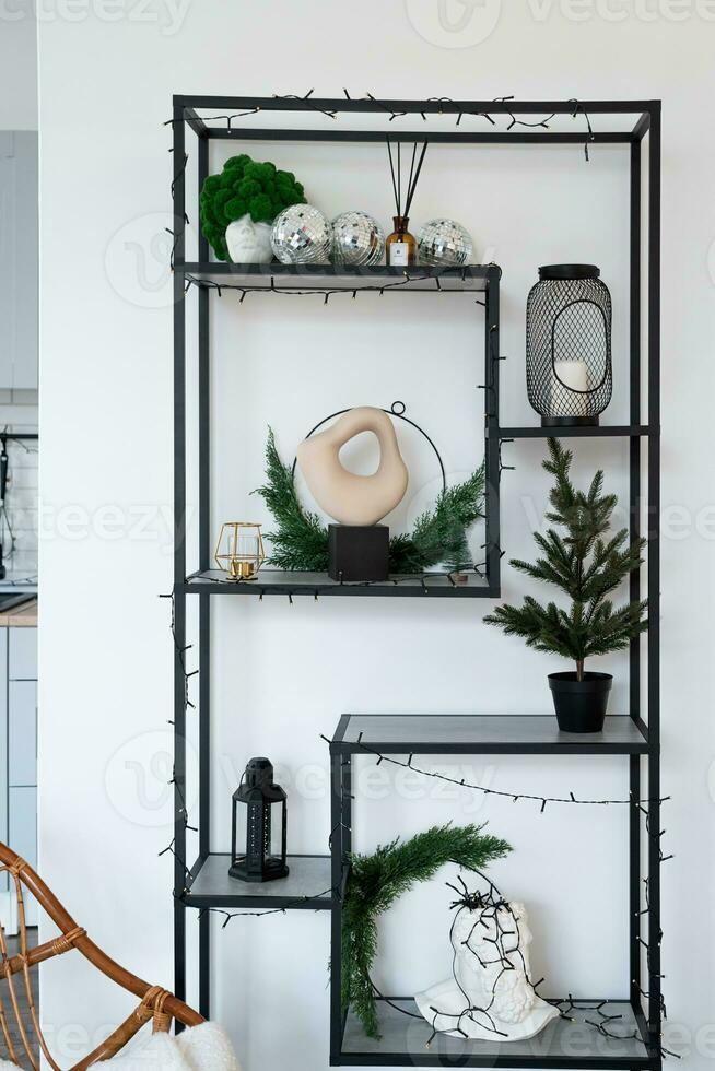 estantería con Navidad decoraciones y pequeño interior artículos foto