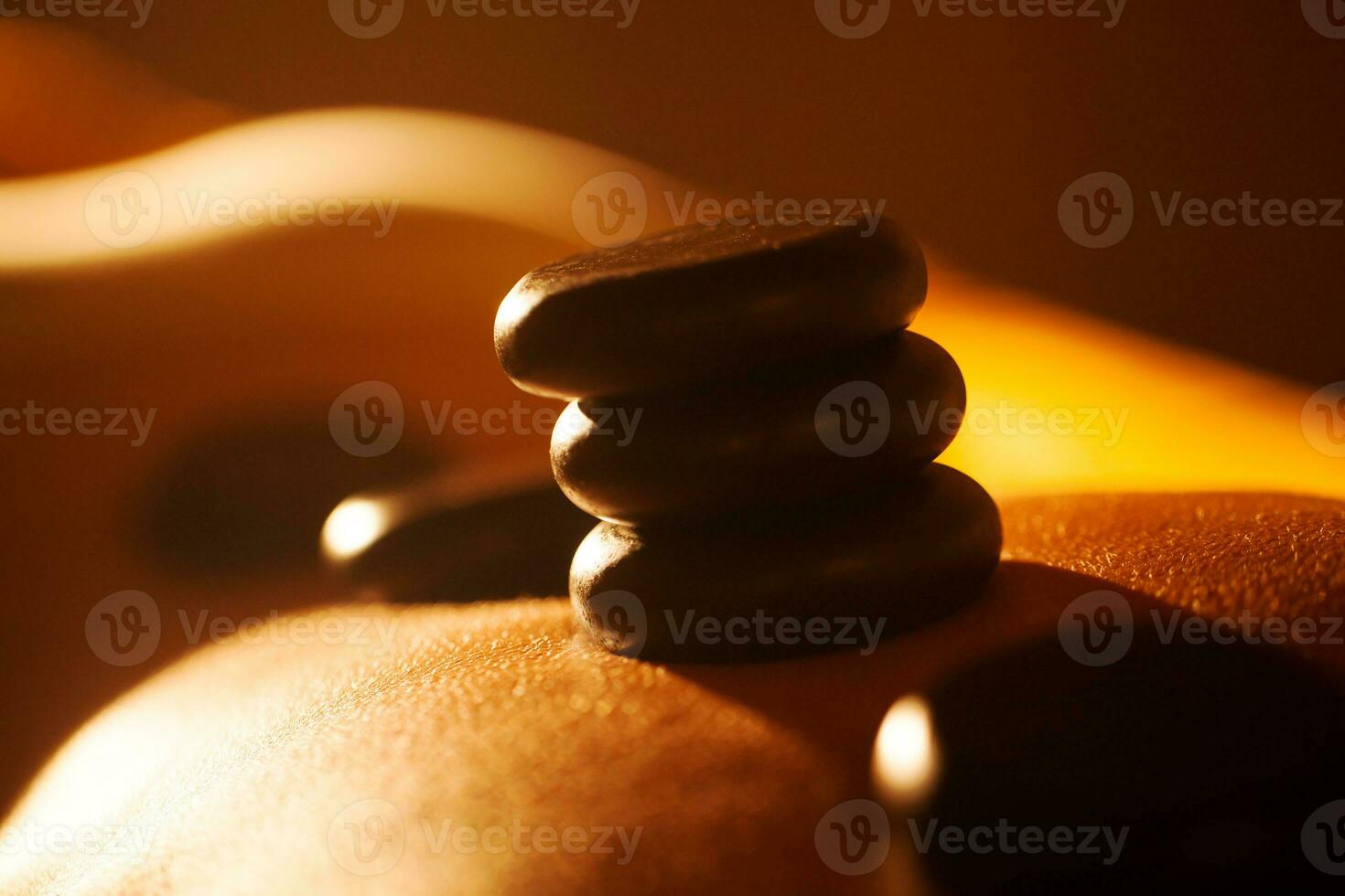 tratamiento con piedras calientes en el spa de día foto