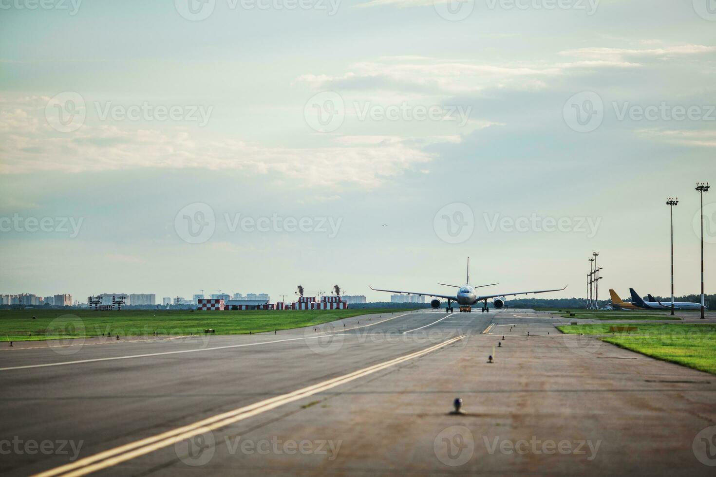 avión agotador en el pista foto