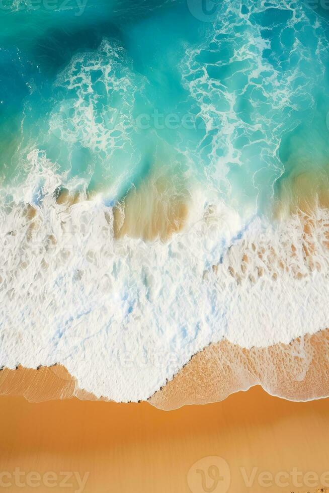 un maravilloso aéreo ver de un tropical playa con blanco arena espumoso olas y azul mar foto