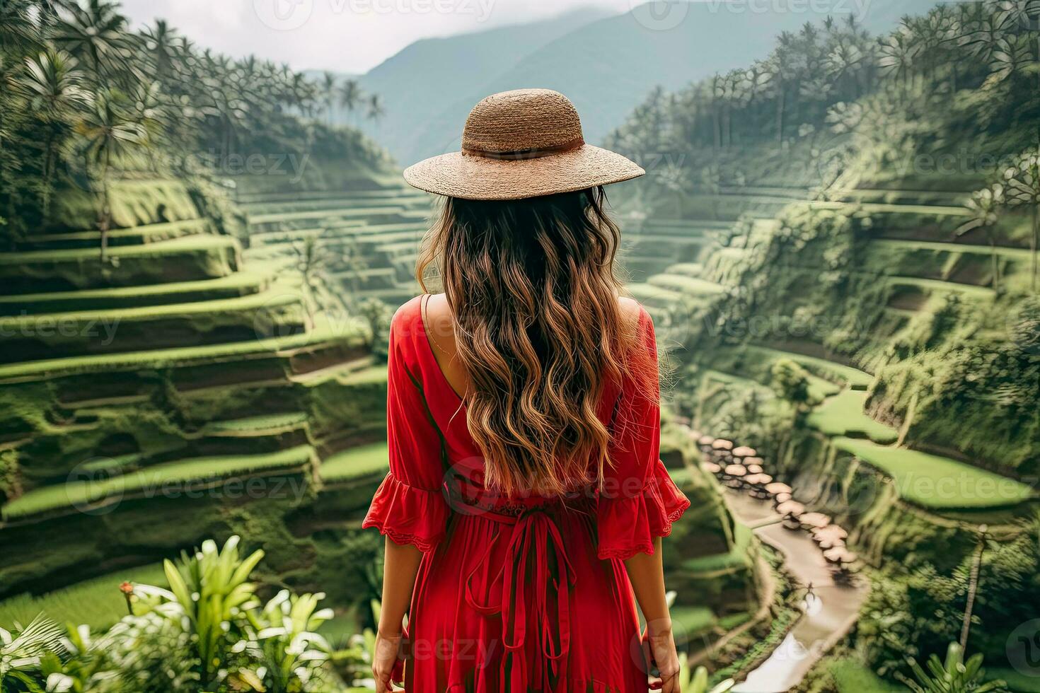 un joven hembra turista en un rojo vestir admirativo el asombroso tegalalang arroz terraza en bali Indonesia foto