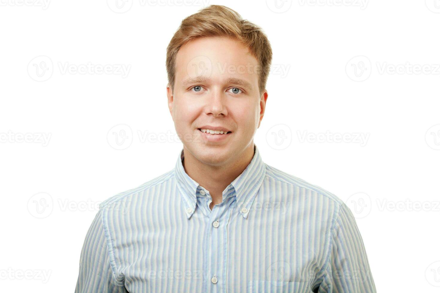 sonriente rubio hombre en camisa aislado en blanco foto