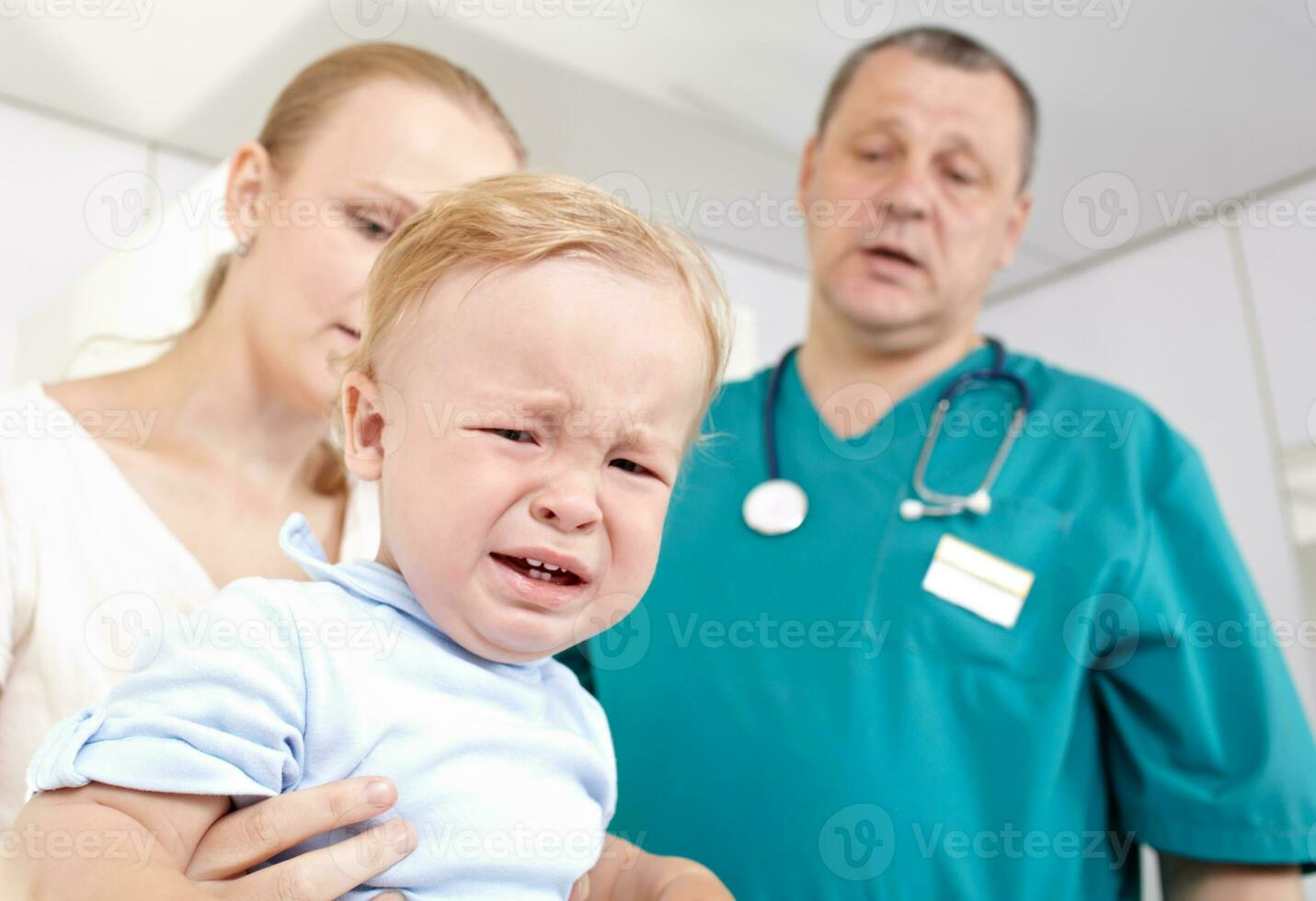 chico es asustado y llorando en un médico estudiar. foto