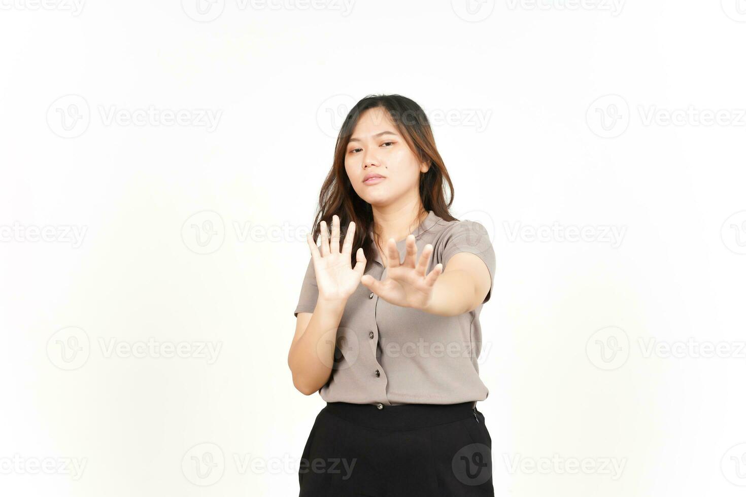 detener el gesto de mano de rechazo de una hermosa mujer asiática aislada de fondo blanco foto