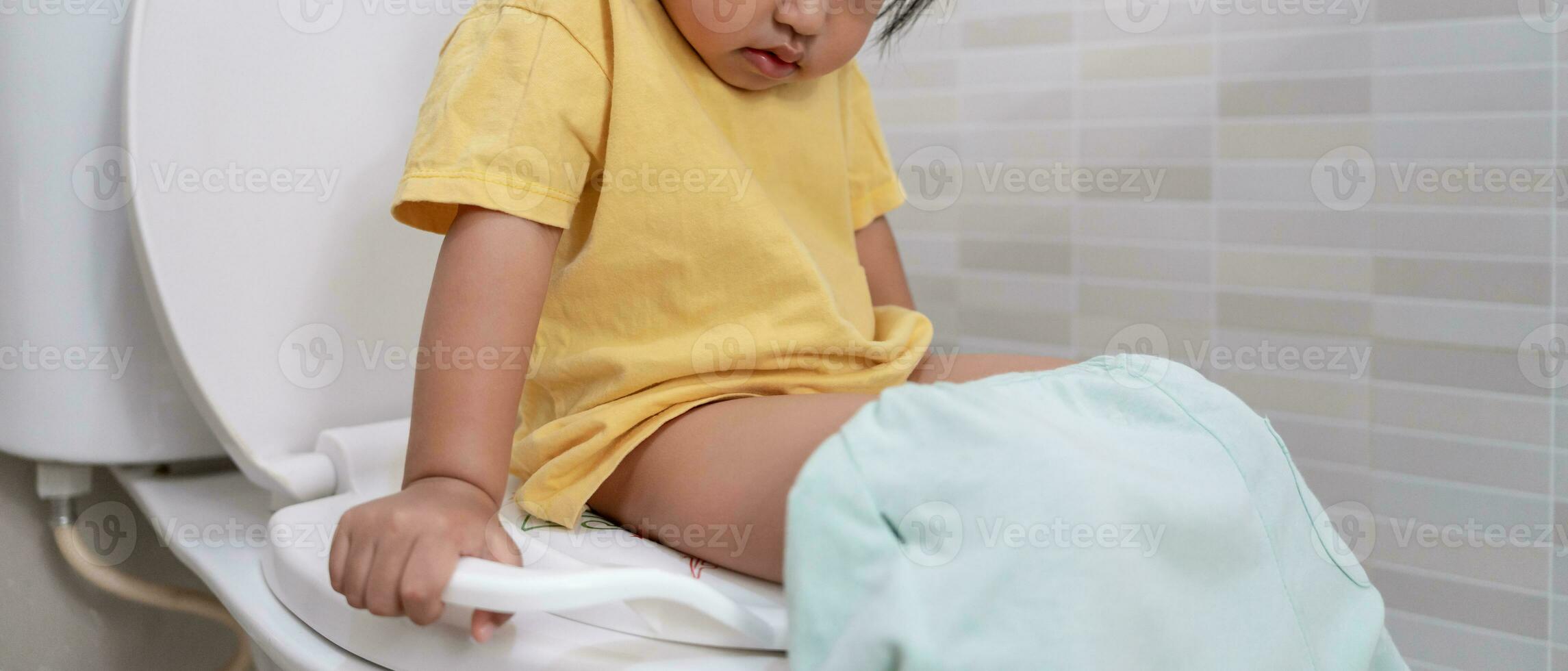 child going to the toilet, constipation in children, dyspepsia, abdominal pain, crying, defecating, straining, urinary incontinence, blood in the stool, bowel problems, ulcerative colitis, diarrhea photo