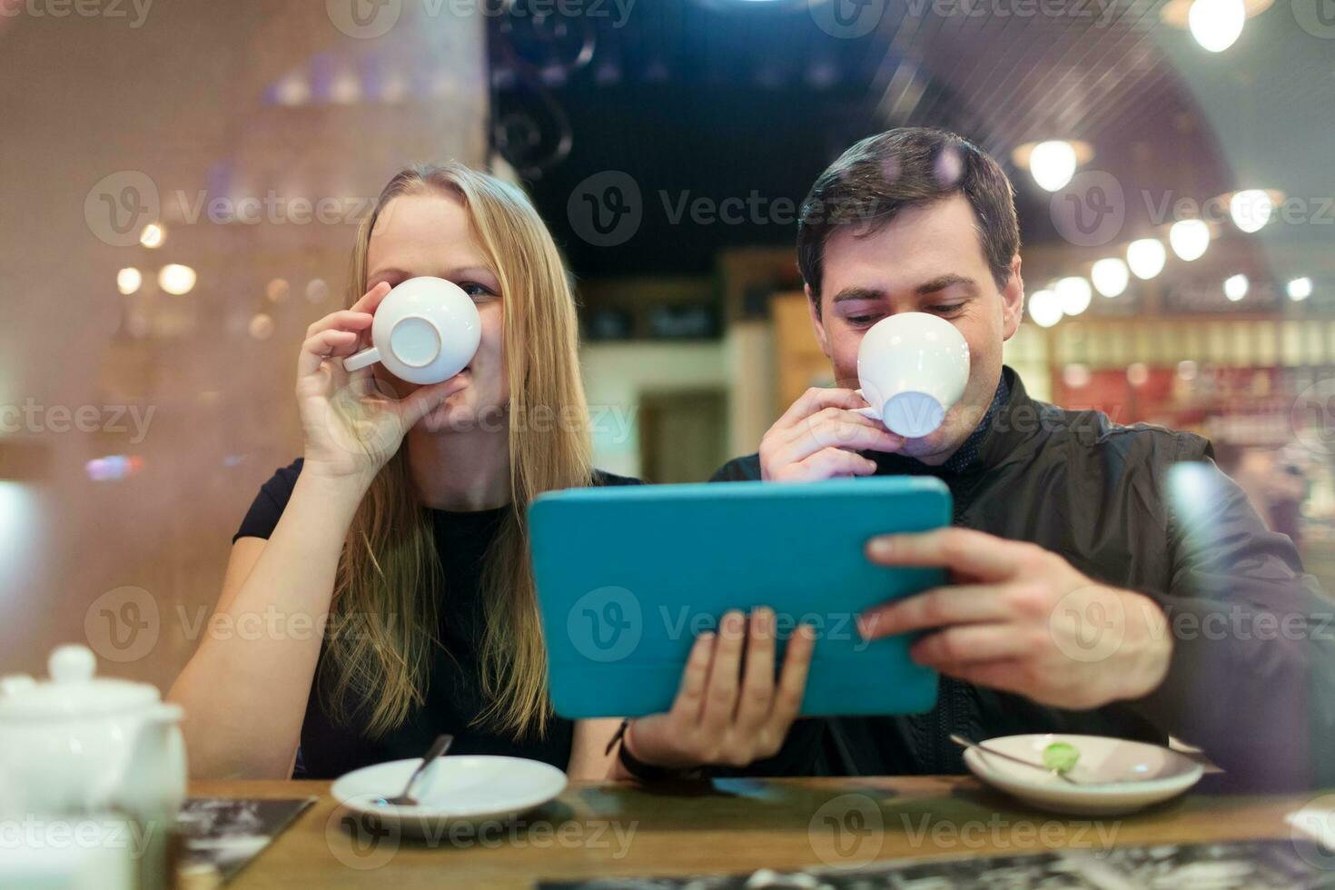 Man and woman drinking coffee photo