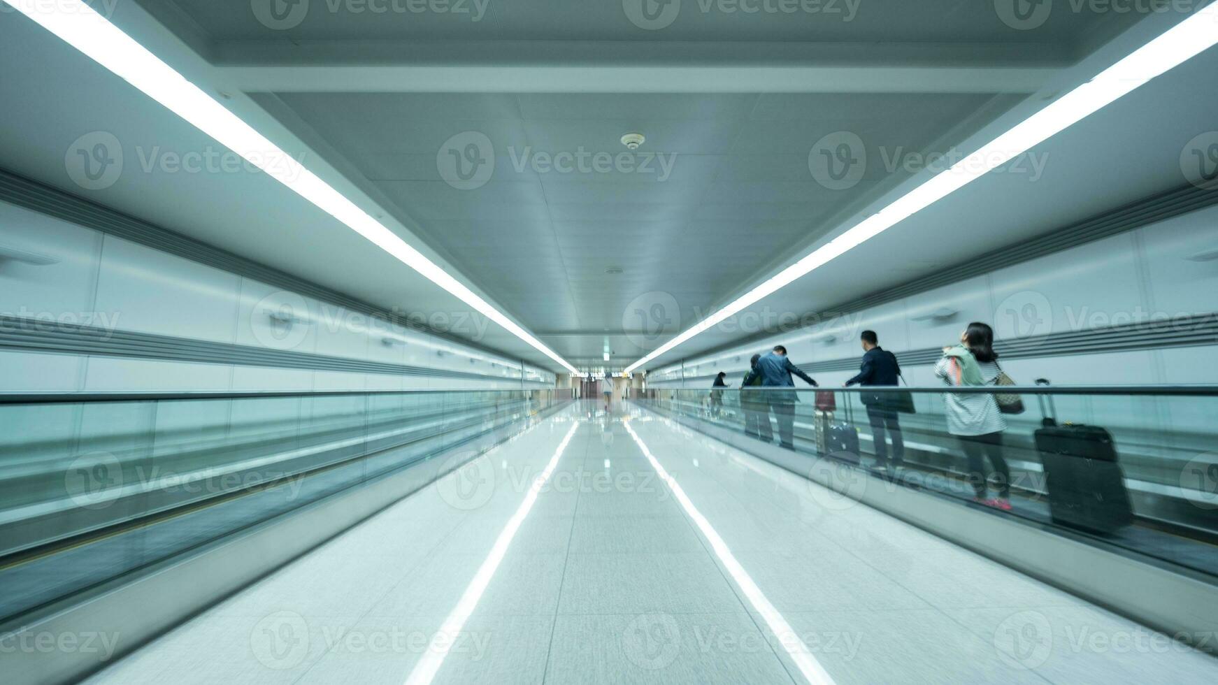 túnel a Seúl aeropuerto con personas en plano escalera mecánica foto