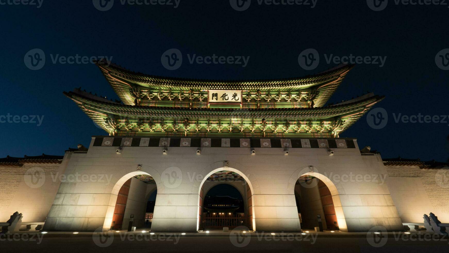 gwanghwamun portón en noche seúl, sur Corea foto