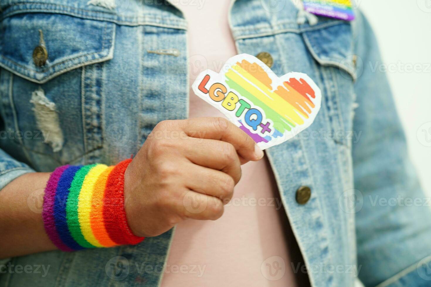mujer asiática con bandera del arco iris, derechos de símbolos lgbt e igualdad de género, mes del orgullo lgbt en junio. foto