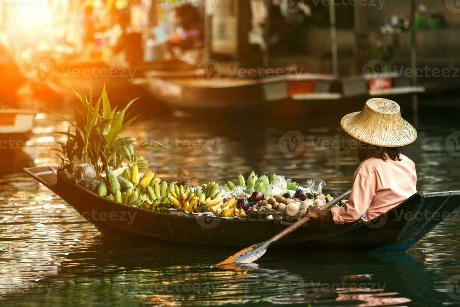 Fruta vendedor en de madera barco foto