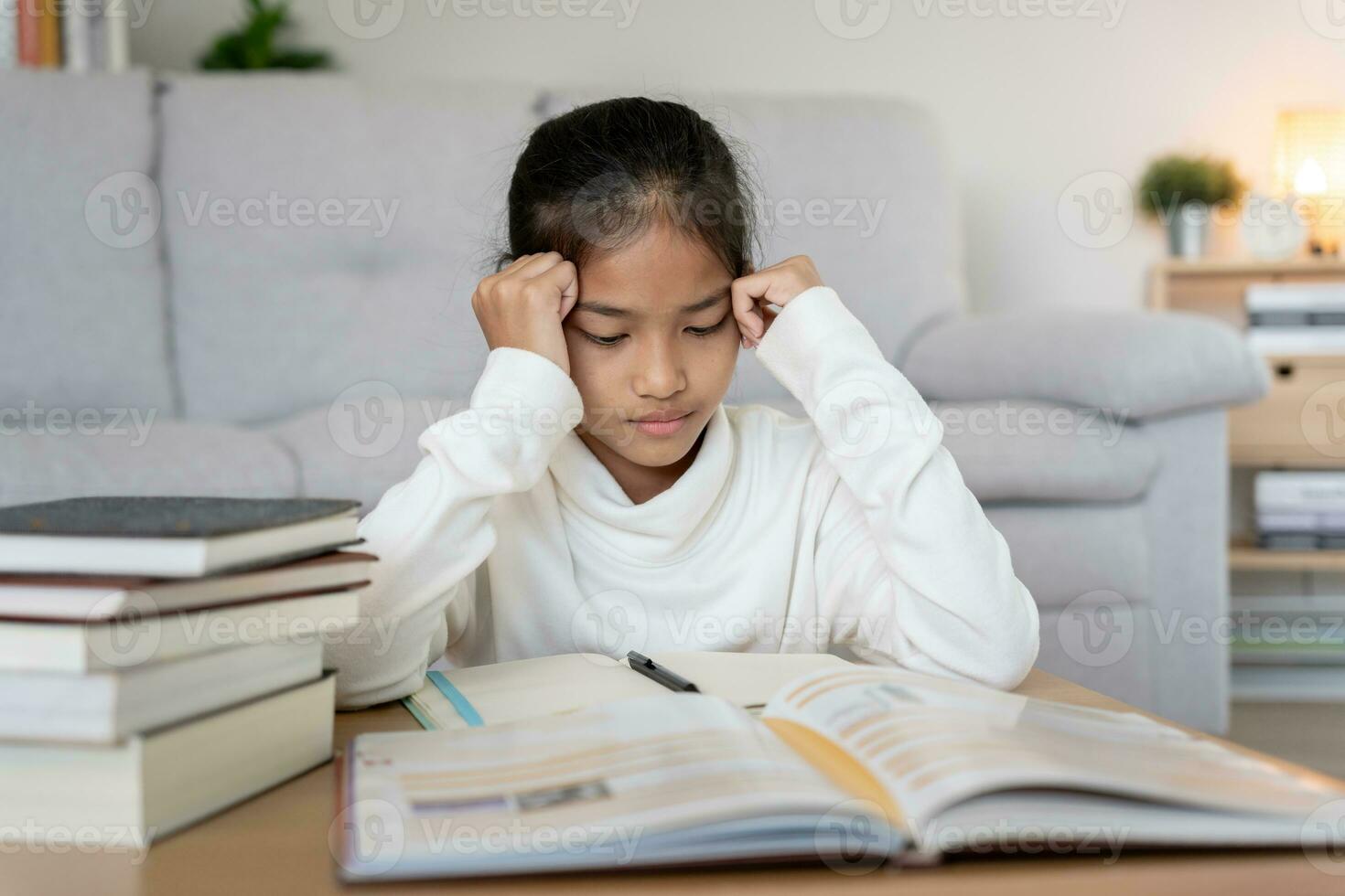 el estudiante asiático tiene ansiedad debido a los exámenes, los hombres se preparan para el examen y aprenden lecciones en la biblioteca. estrés, desesperación, prisa, malentendido lectura, desanimado, expectativa, conocimiento, cansado foto
