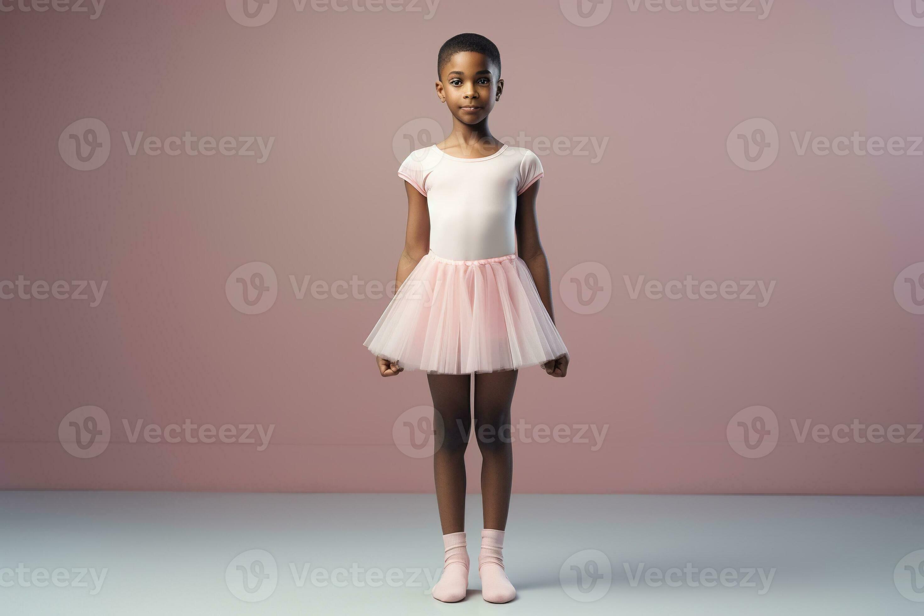 Orgullosa niña afroamericana en ballet vistiendo una falda de tutú rosa  niños de pie en ballet