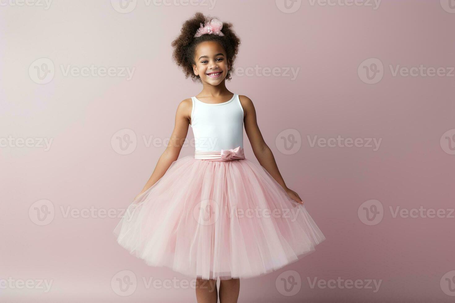 orgulloso africano americano pequeño niña en ballet vistiendo un rosado tutu falda niños en pie en ballet. ai generado foto