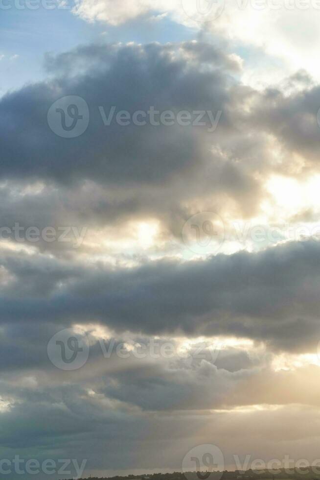 alto ángulo imágenes de más hermosa natural naranja puesta de sol con naranja nubes y cielo terminado lutón ciudad de Inglaterra Reino Unido. imagen estaba capturado con drones cámara en agosto 19, 2023 foto