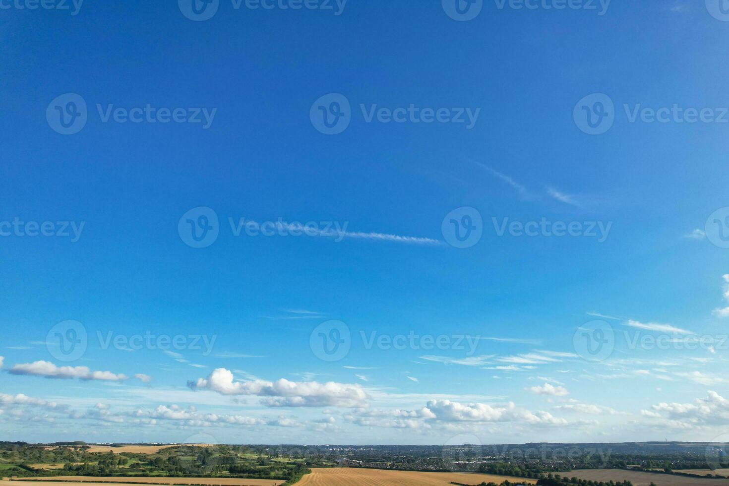 alto ángulo imágenes de más hermosa natural naranja puesta de sol con naranja nubes y cielo terminado lutón ciudad de Inglaterra Reino Unido. imagen estaba capturado con drones cámara en agosto 19, 2023 foto