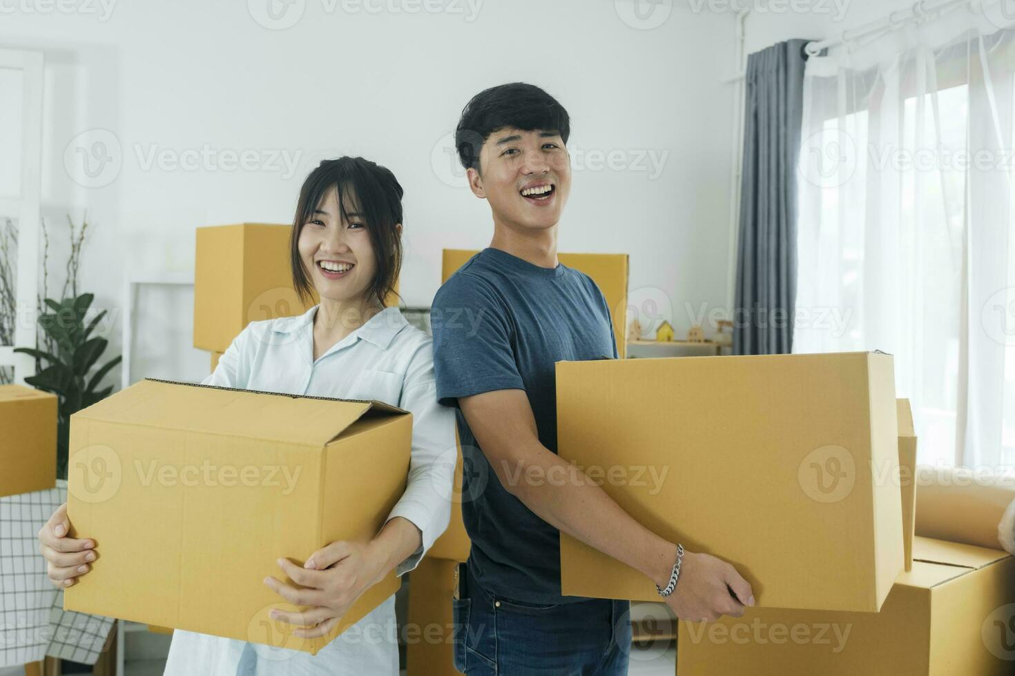 asiático joven contento nuevo casado Pareja Moviente a su nuevo casa o real bienes. foto
