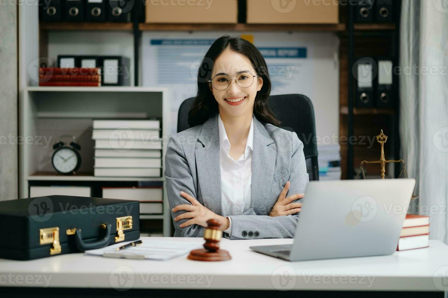 hermosa mujer abogado trabajando y mazo, tableta, ordenador portátil en frente, Consejo justicia y ley concepto. foto