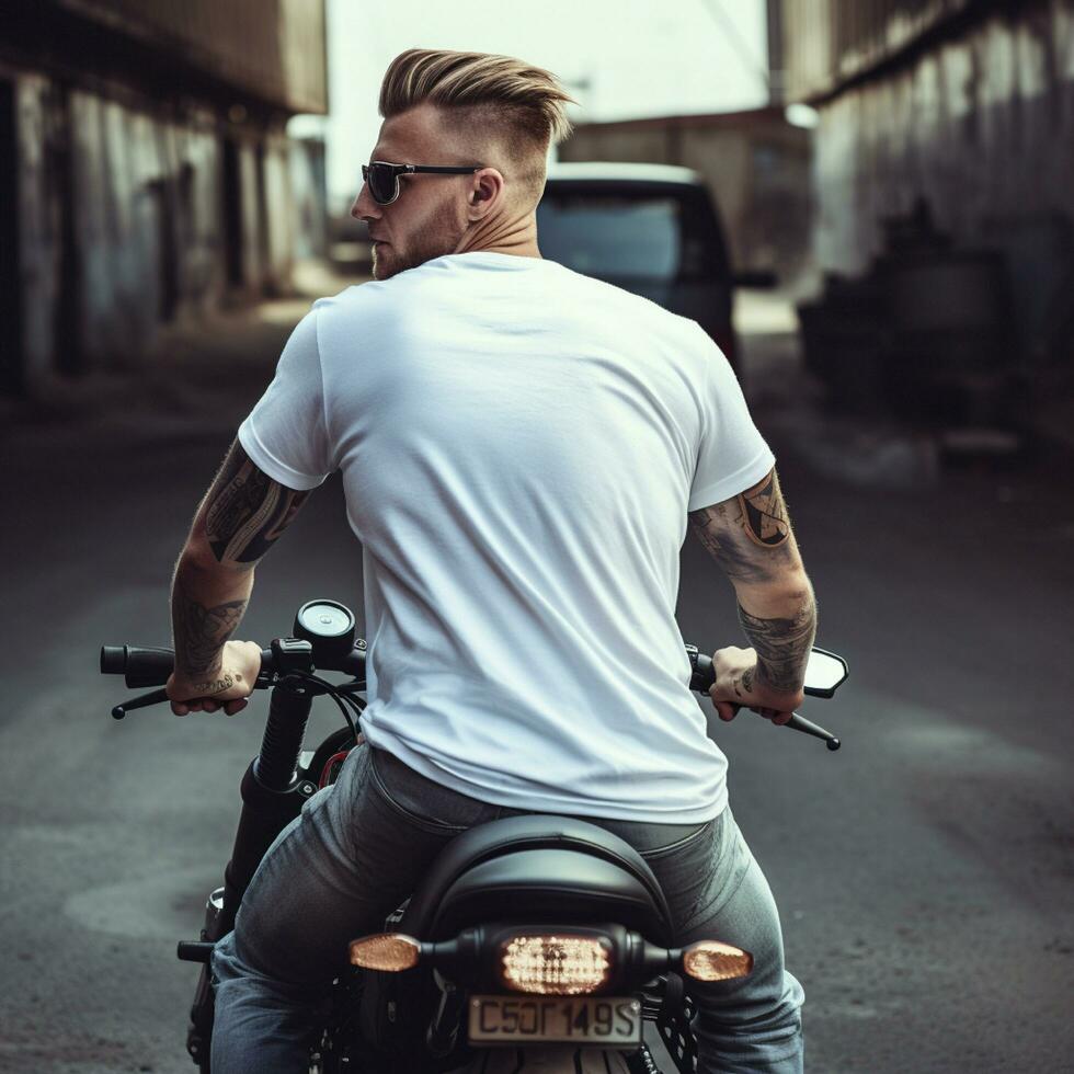 ai generativo foto de un hombre en el bicicleta vistiendo un llanura blanco camiseta frente a hacia atrás