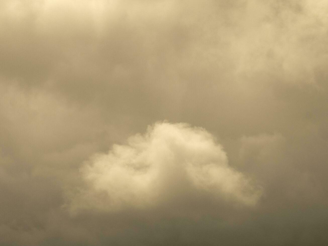 Single fluffy cloud over sunset sky. Fluffy cumulus cloud shape photo, gloomy cloudscape background photo