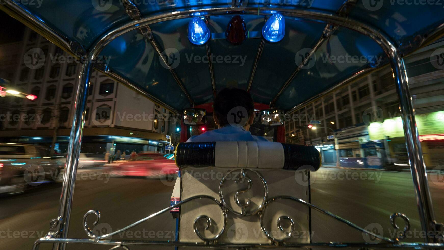 conducción tuktuk en noche bangkok, Tailandia foto