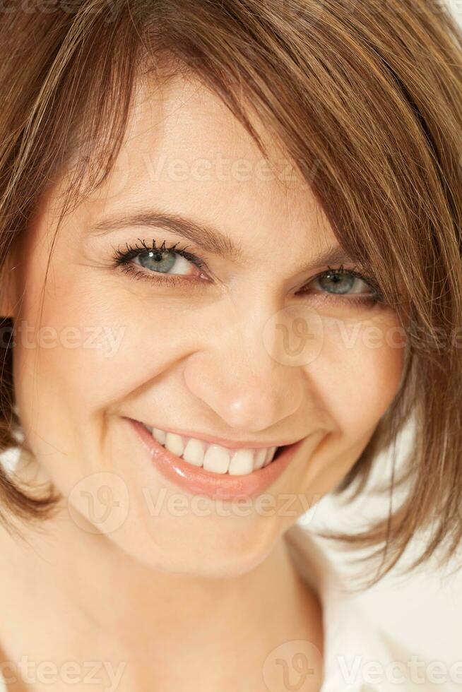 adulto sonriente morena en de cerca. foto