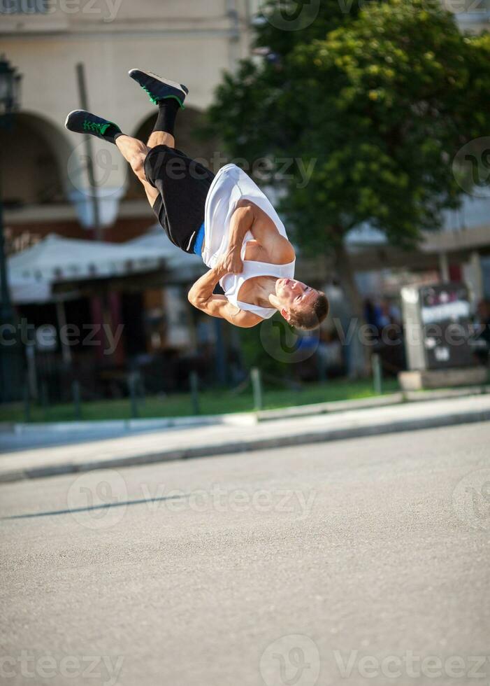 hombre haciendo acrobático trucos en ciudad calle foto