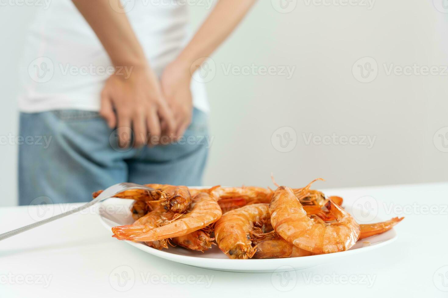 food allergies, women have reactions itching and redness after eating shrimp, seafood allergy, itching, rash, abdominal pain, diarrhea, chest tightness, unconsciousness, death, severe avoid allergies photo