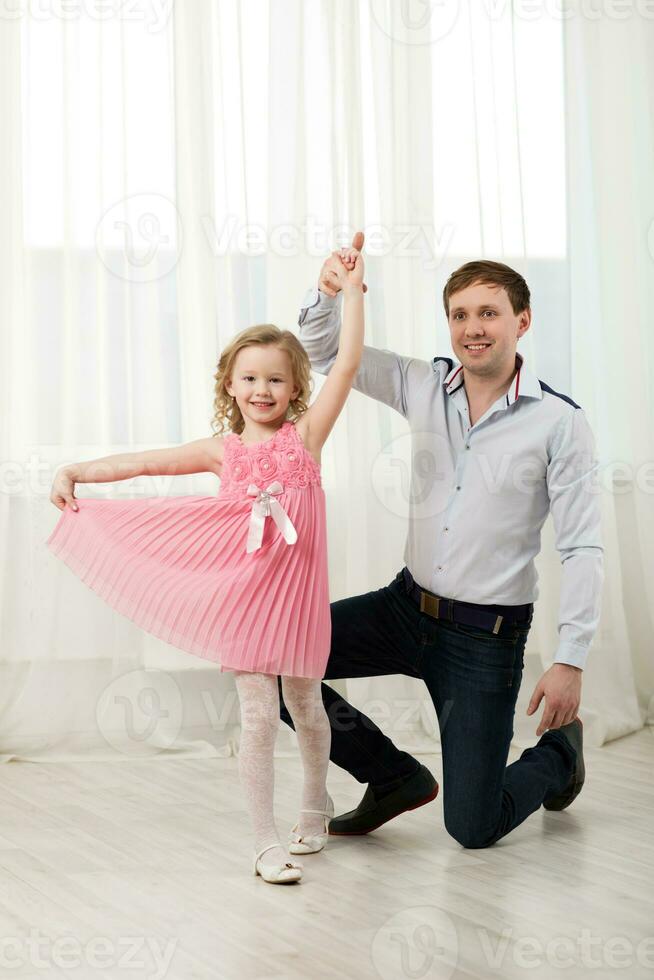 pequeño princesa bailando con padre foto
