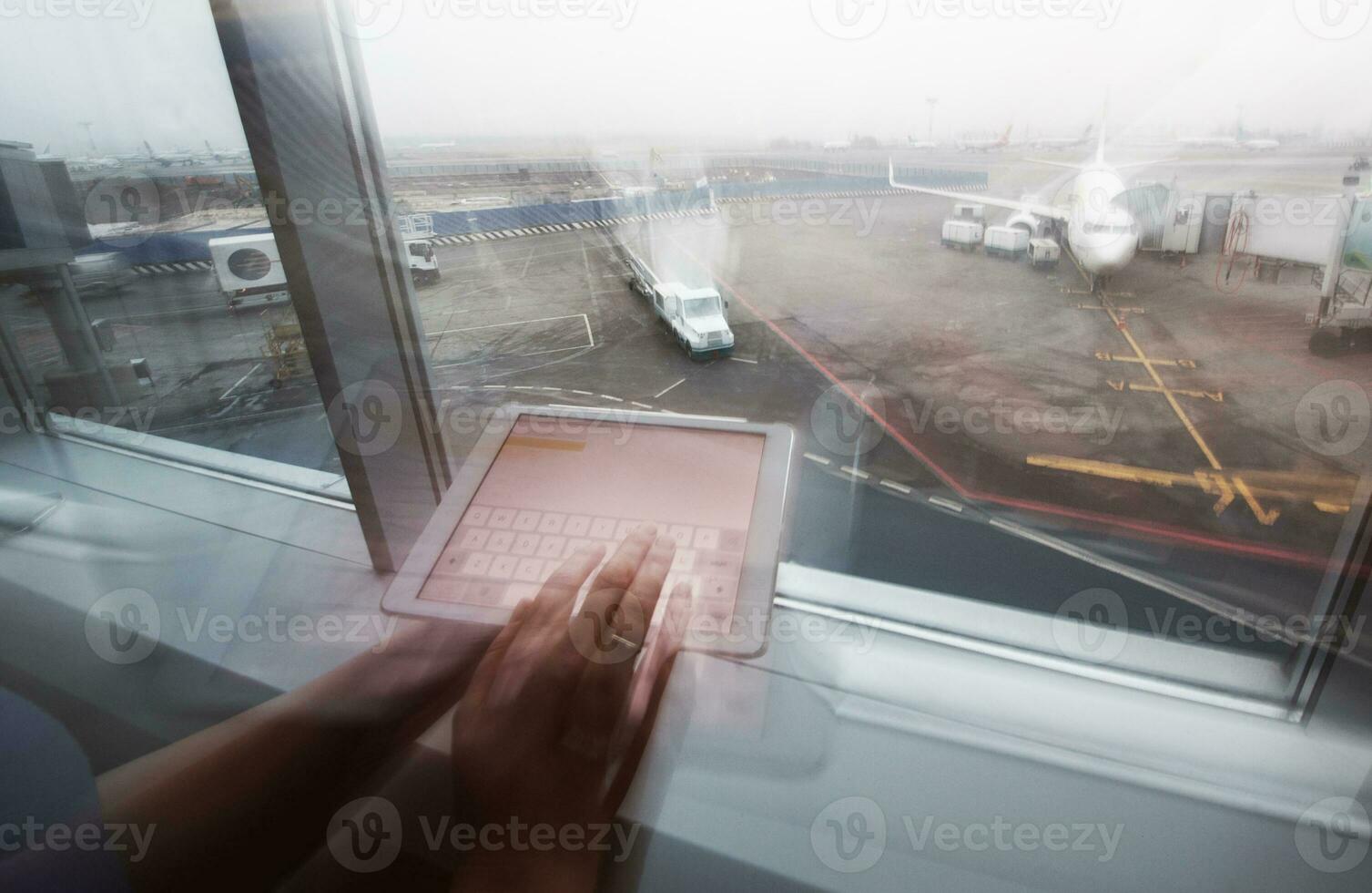 mujer trabajando con tableta ordenador personal en aeropuerto terminal foto