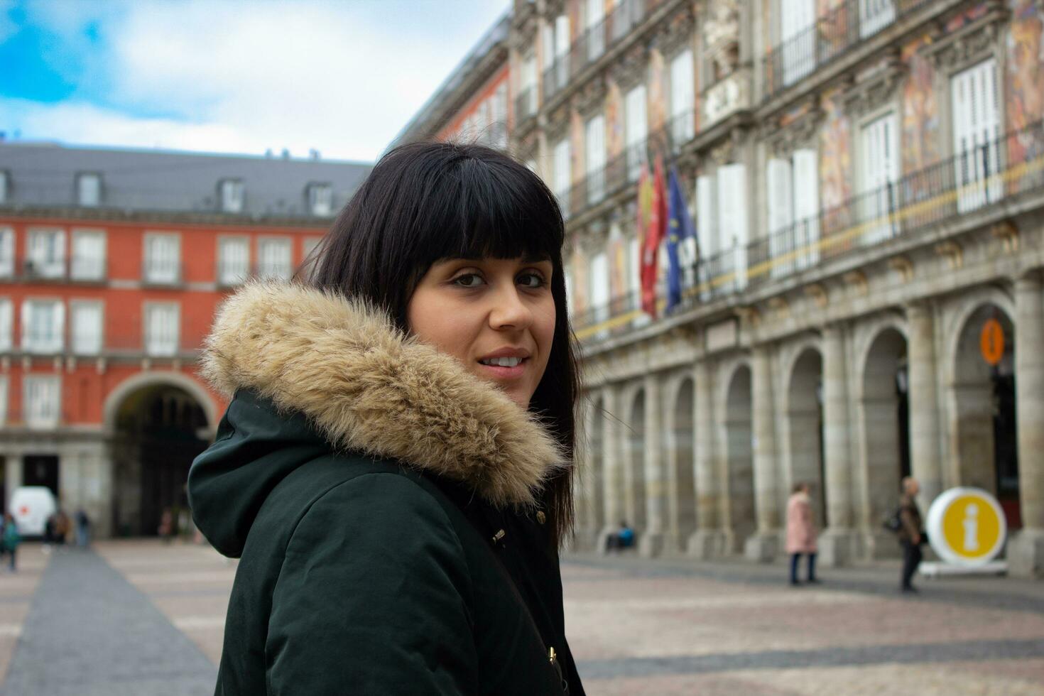 bonito europeo niña en el centrar de Madrid foto