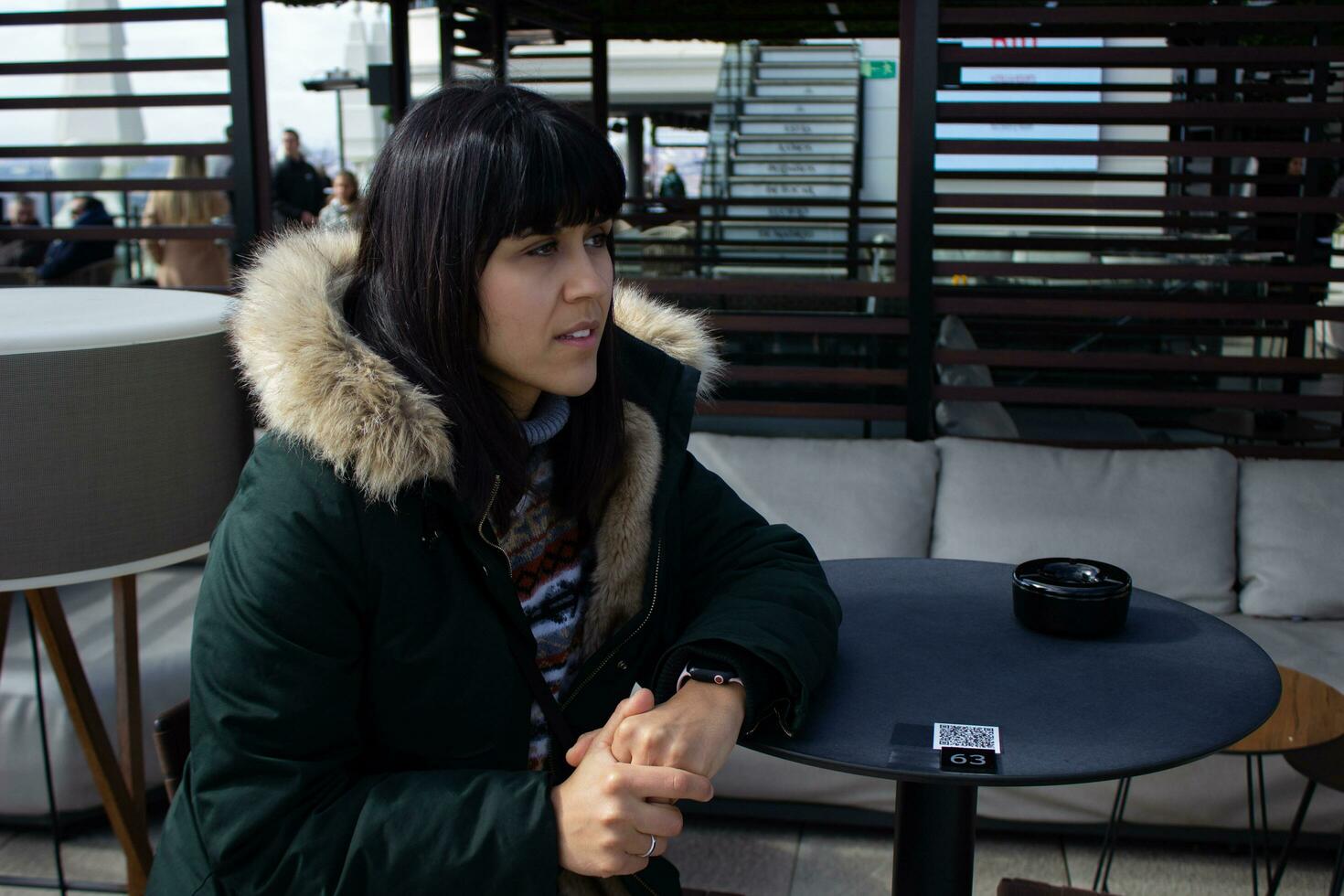 niña esperando a un mesa en el terraza de un bar foto