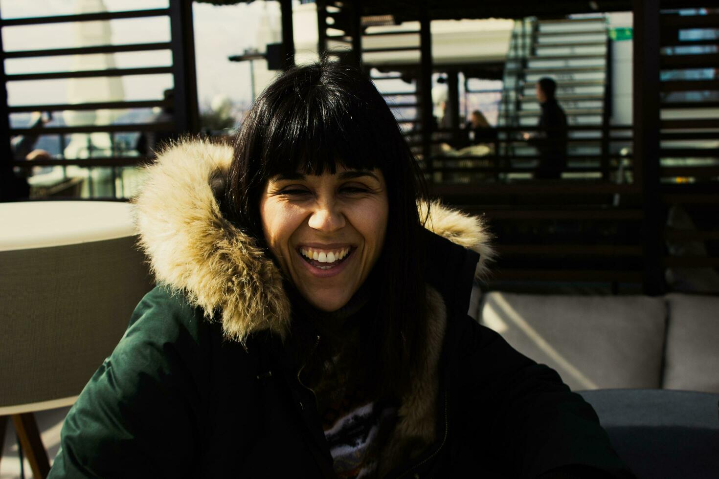 mujer sonriente en un invierno día foto