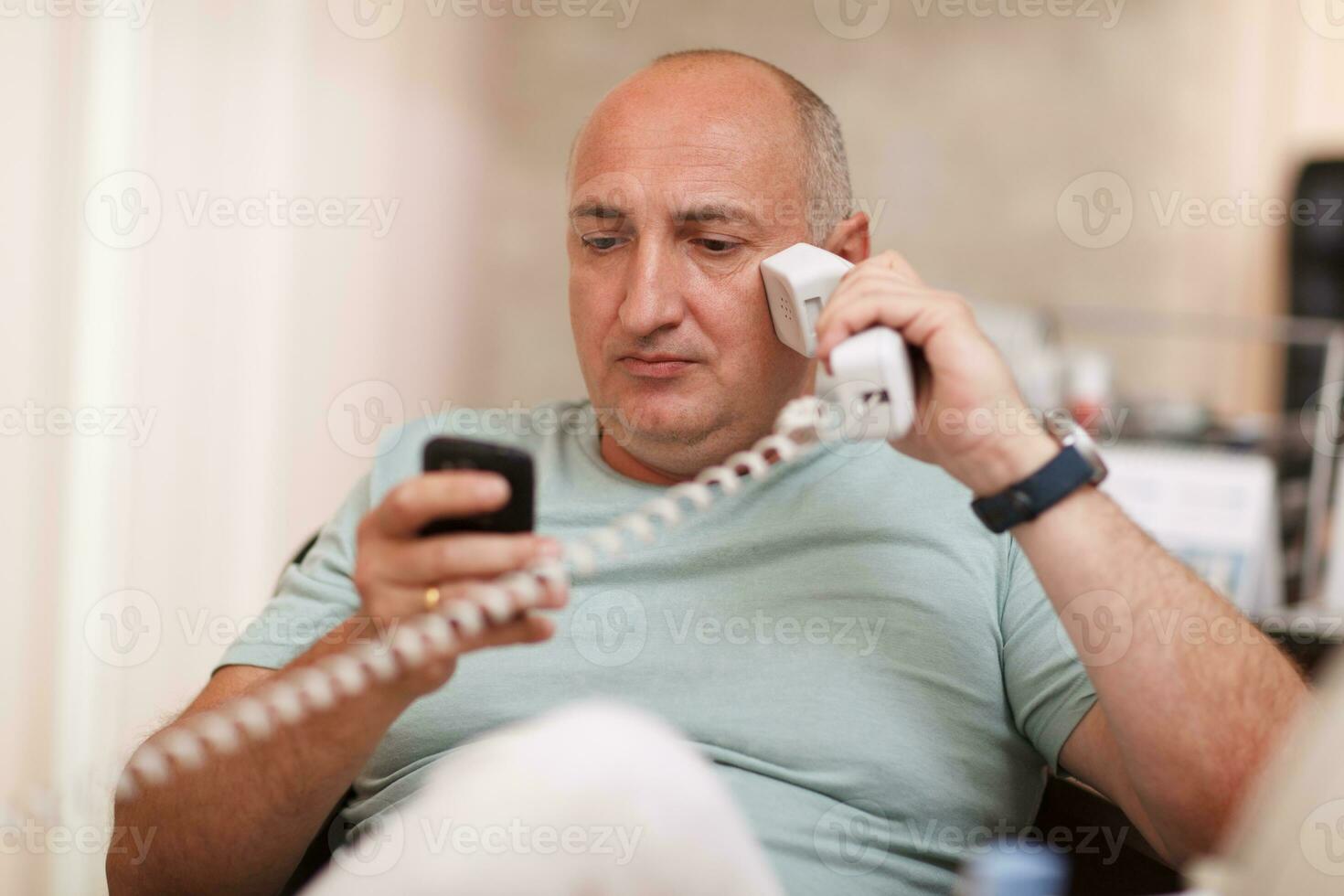 empresario en el oficina Hablando en dos Los telefonos foto