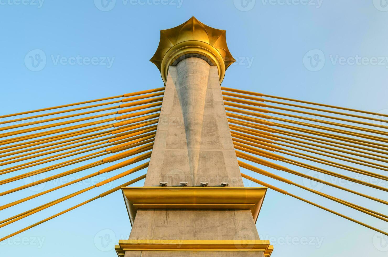 atirantado puente con azul cielo foto