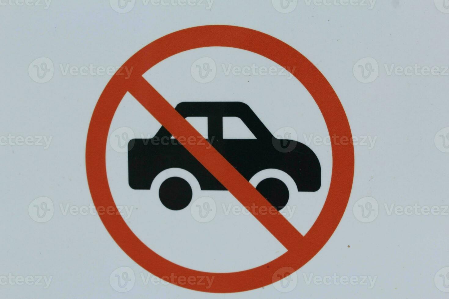 tráfico señales prohibido paso para carros en el borde de un prado. foto