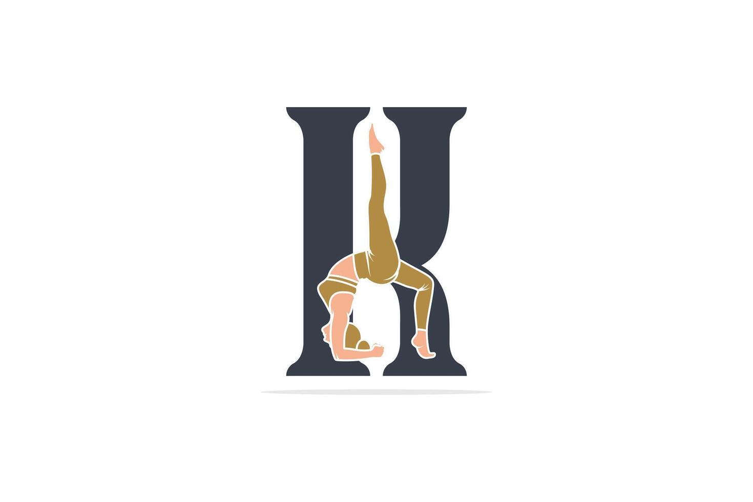 Deportes yoga mujer en letra k vector diseño. alfabeto letra icono concepto. Deportes joven mujer haciendo yoga ejercicios con letra k logo diseño.