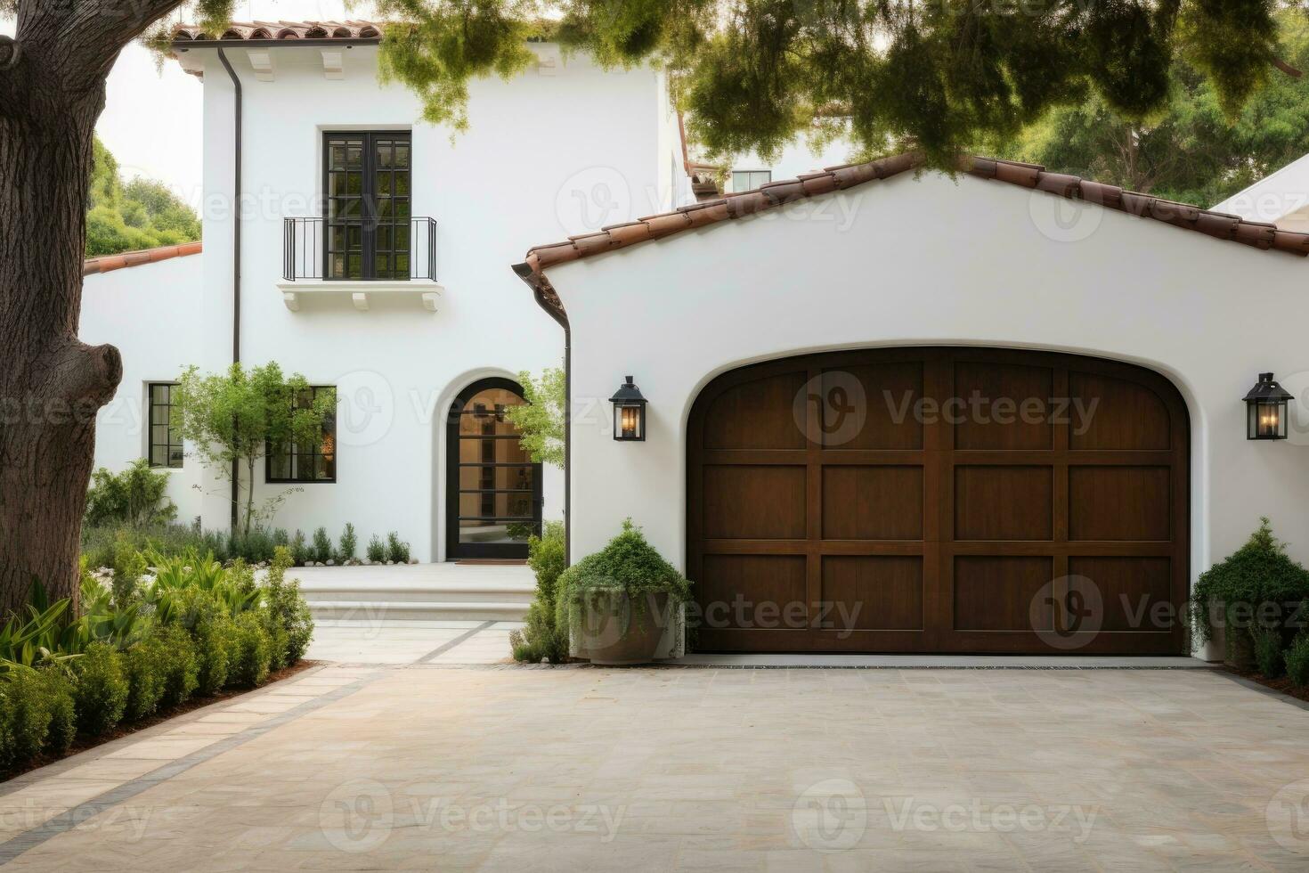 garaje puerta con un entrada de coches en frente. foto