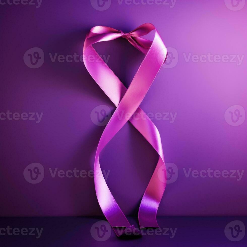 un rosado cinta en un púrpura antecedentes. pecho cáncer mes. foto