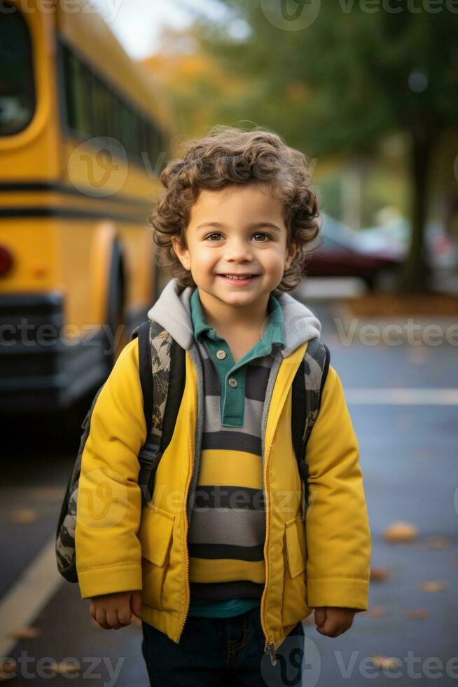 un joven niño ansiosamente soportes en frente de un colegio autobús Listo a embarcar en un nuevo aventuras lleno con aprendizaje y amistades foto