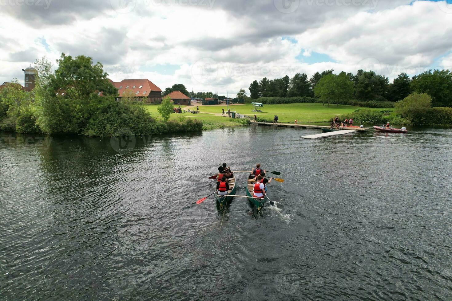 alto ángulo imágenes de personas son paseo en barco a caldecotta lago situado a milton Keynes ciudad de Inglaterra genial Bretaña Reino Unido. el aéreo paisaje estaba capturado en agosto 21, 2023 con drones cámara foto