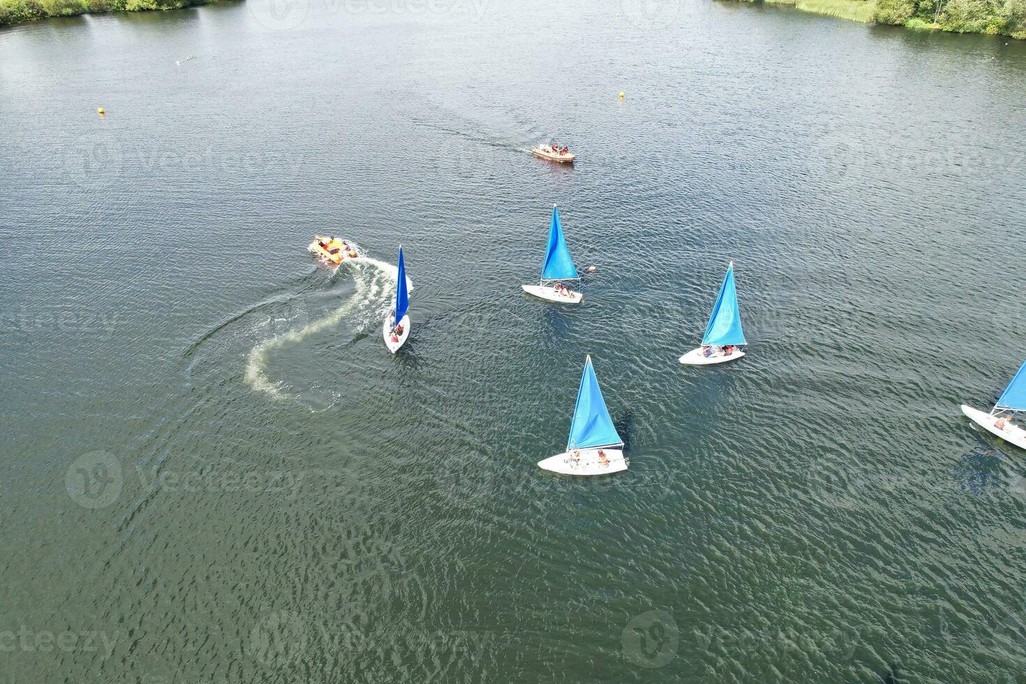 alto ángulo imágenes de personas son paseo en barco a caldecotta lago situado a milton Keynes ciudad de Inglaterra genial Bretaña Reino Unido. el aéreo paisaje estaba capturado en agosto 21, 2023 con drones cámara foto