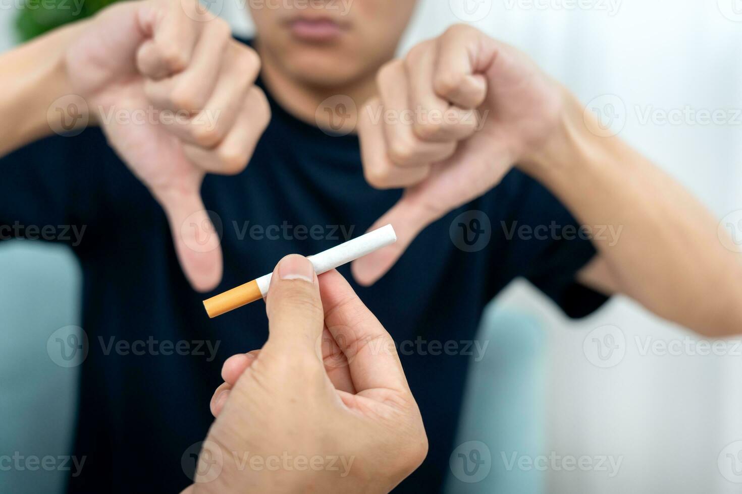 No Fumar. el hombre deja de fumar, se niega, rechaza, rompe el cigarrillo, dice que no. dejar de fumar por salud. día mundial del tabaco. drogas, cáncer de pulmón, enfisema, enfermedad pulmonar, narcótico, efecto nicotina foto