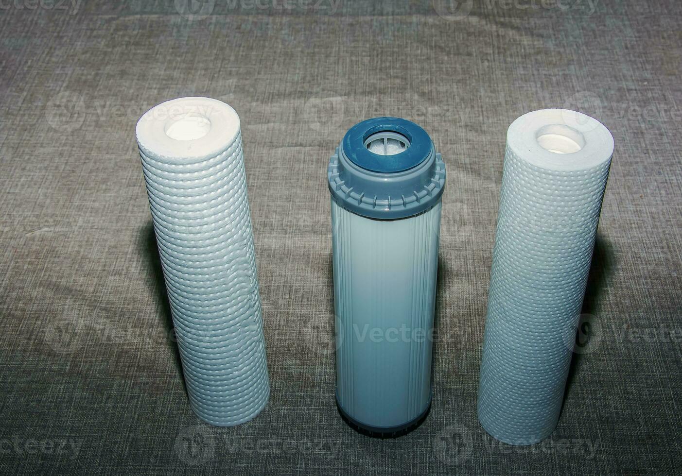 limpiar agua filtros son Listo para instalación. el proceso de reemplazando el cartuchos de un multietapa agua filtrar. foto