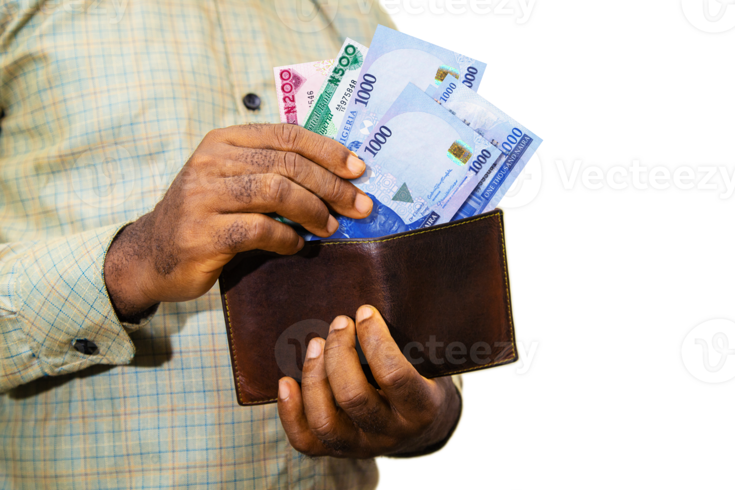 Preto pessoa segurando Castanho carteira com nigeriano naira notas, mão removendo dinheiro Fora do carteira sobre transparente fundo removendo dinheiro a partir de carteira png