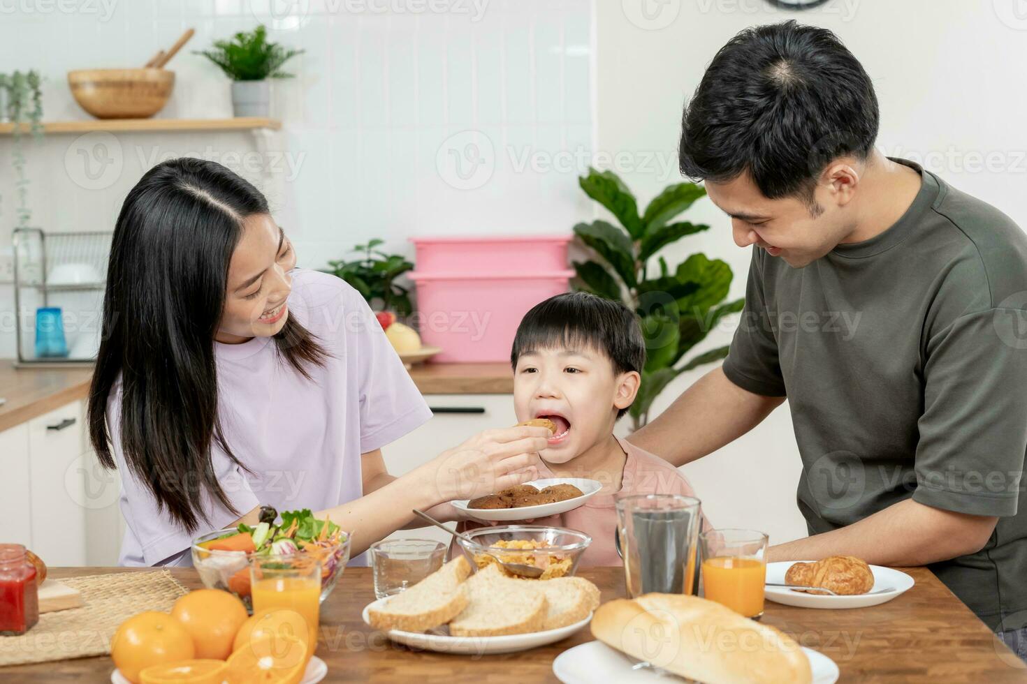 familia tiempo, desayuno, ocupaciones juntos durante el vacaciones. padres y niños son teniendo un comida juntos durante el vacaciones. nuevo hogar para familia en mañana, disfrutar, fin de semana, vacante hora foto