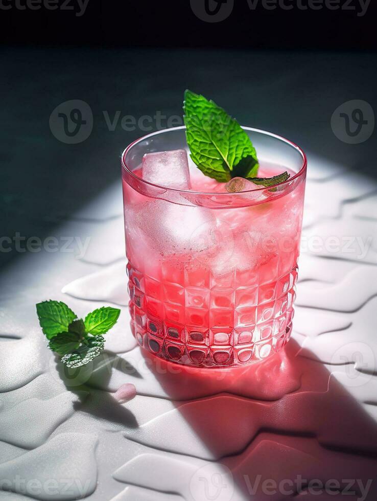 rosado cóctel con menta hojas y hielo cubitos en un vaso. ai generativo foto