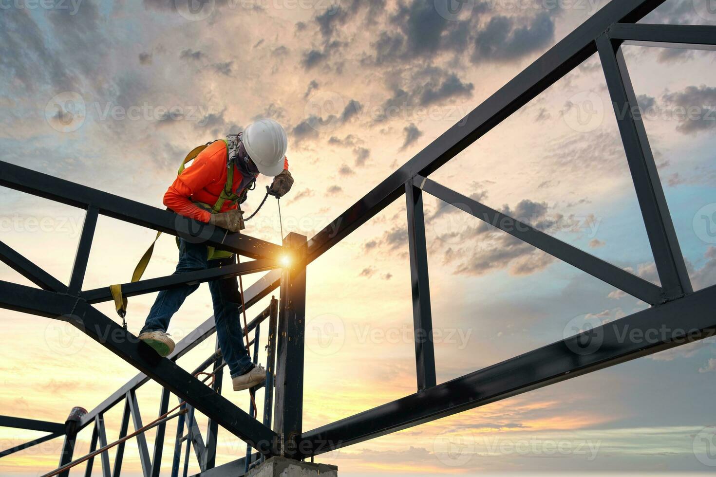 un soldadores en riesgo áreas acero techo braguero soldadores con la seguridad dispositivos a evitar caídas desde un altura en el construcción sitio. foto