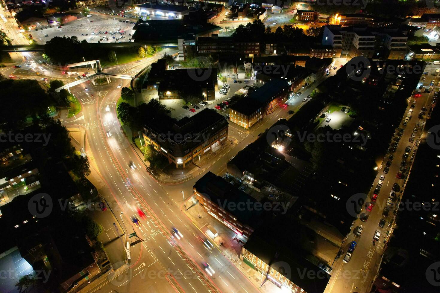 aéreo ver de iluminado céntrico edificios, carreteras y central lutón ciudad de Inglaterra Reino Unido a comenzando de claro clima noche de septiembre 5to, 2023 foto