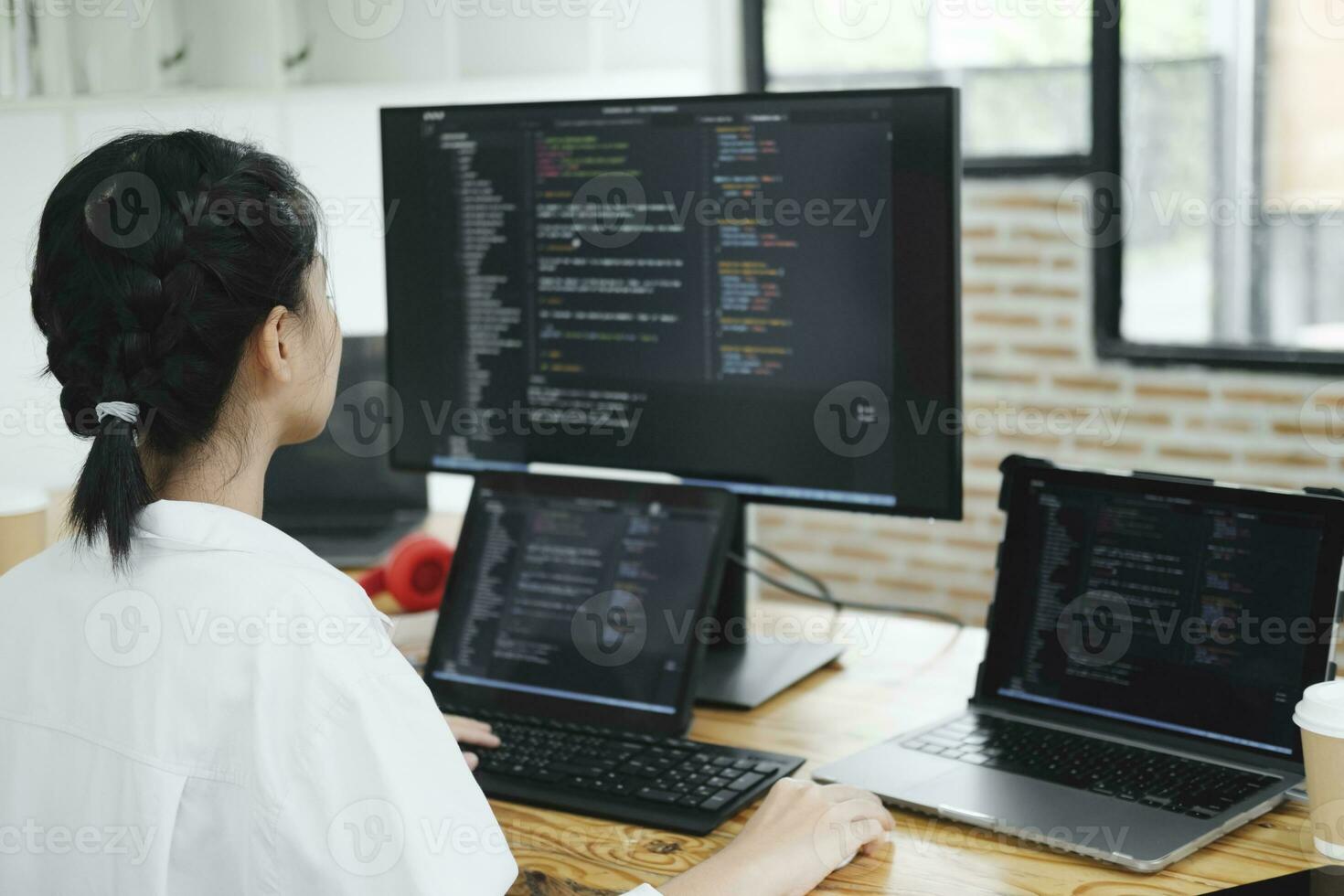 eso programador empieza trabajando en escritorio computadora. foto