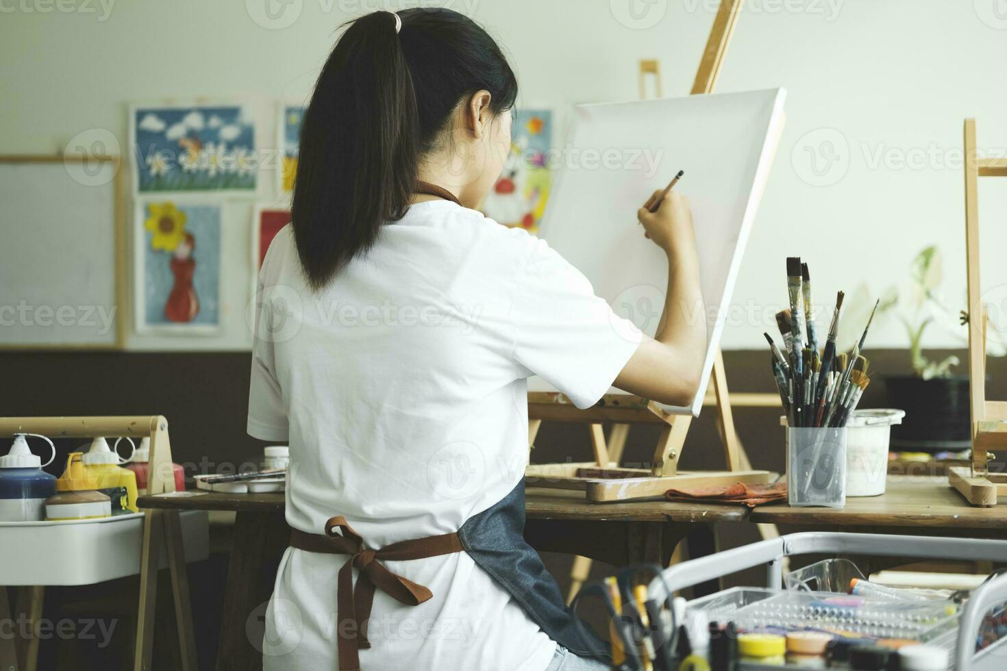 elaboración inspiración hembra artista dibujar y pintura en taller foto